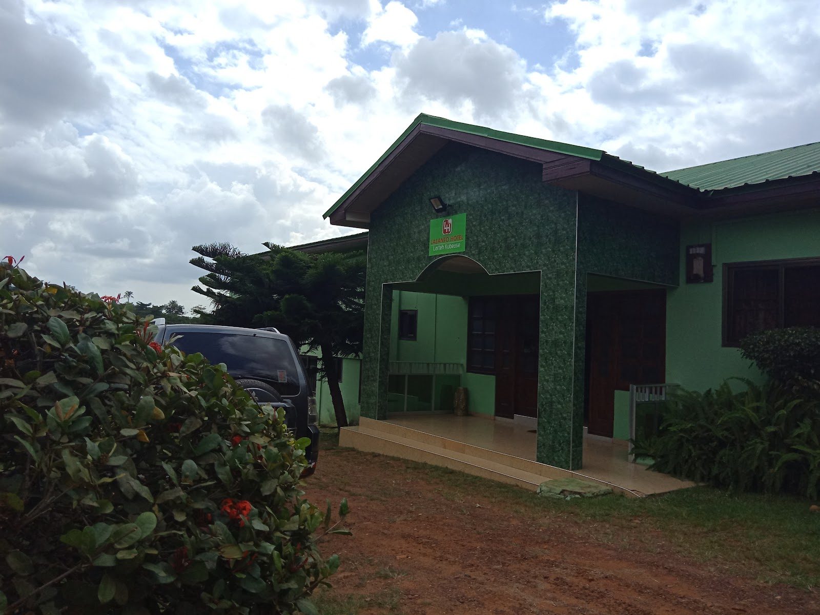 Green entrance and garden at Lasanto Hotel
